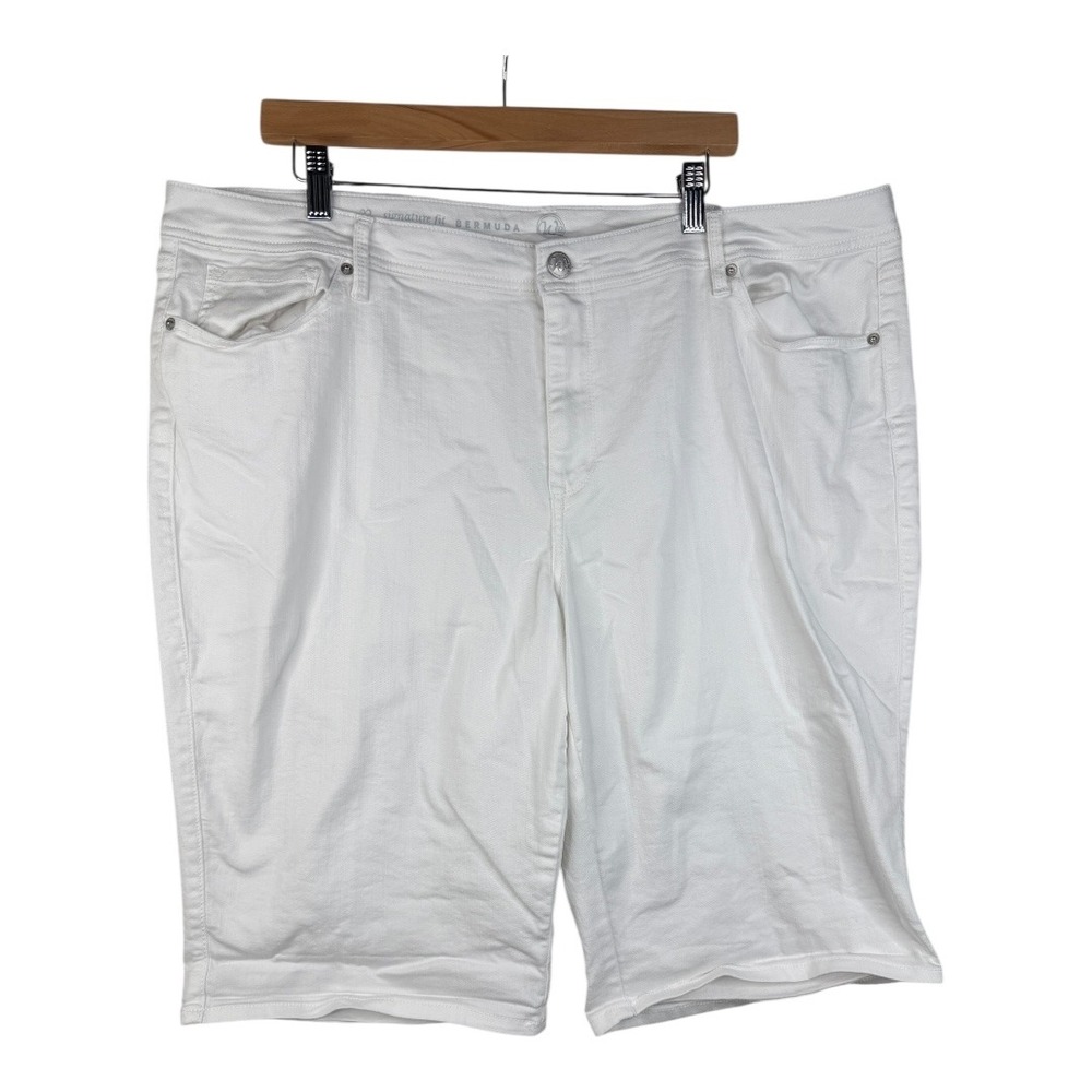 W62 Bermuda Signature Fit‎ Shorts size 22 White